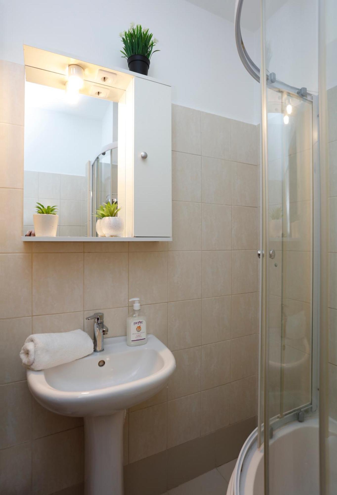 Enchanting Retreat - Historic Old Town - Pet-Friendly Haven - Steps From Unirii בוקרשט מראה חיצוני תמונה