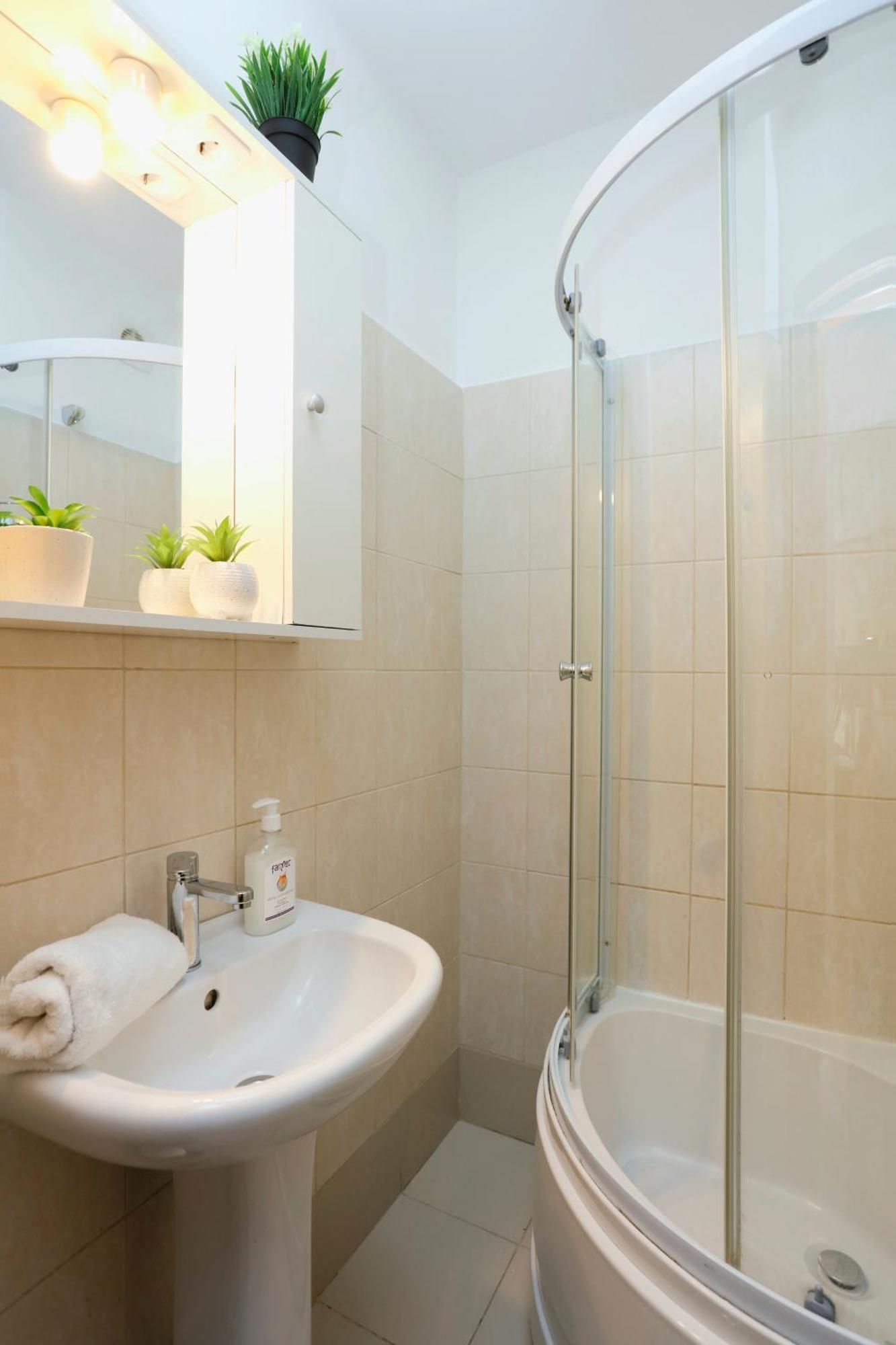 Enchanting Retreat - Historic Old Town - Pet-Friendly Haven - Steps From Unirii בוקרשט מראה חיצוני תמונה